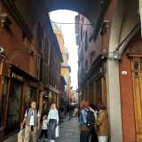 Tornati in Piazza Maggiore imbocchiamo via Clavature 